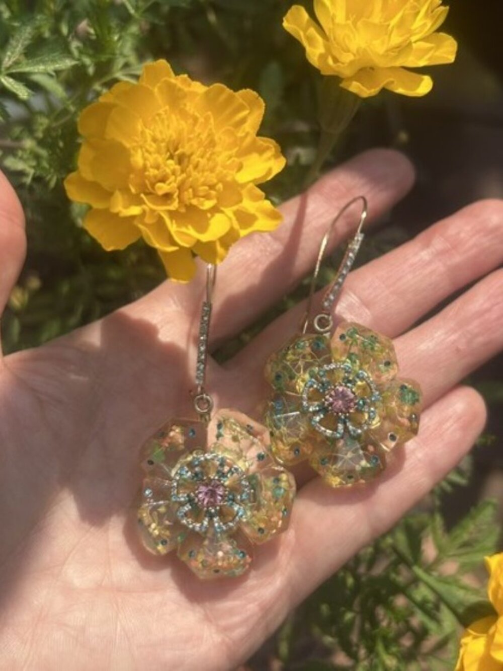 BETSEY JOHNSON “2020 Sweetness and Light” Collection Yellow Resin Flower Crystal - Picture 2 of 9